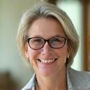Ritratto della Prof.ssa Sofia Rossi, psicologa e esperta in mindfulness e stoicismo.
